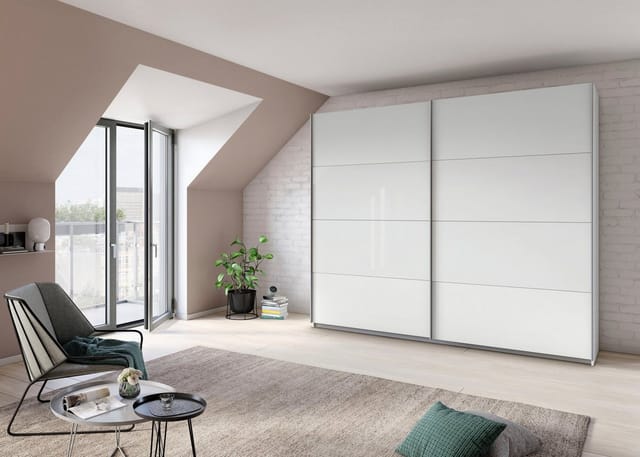 RAUCH ORANGE Quadra Schwebetürenschrank mit Glaselementen (Classic-Zubehör, Korpus:Weiß, Glas:Weiß, 271 x 230 cm)