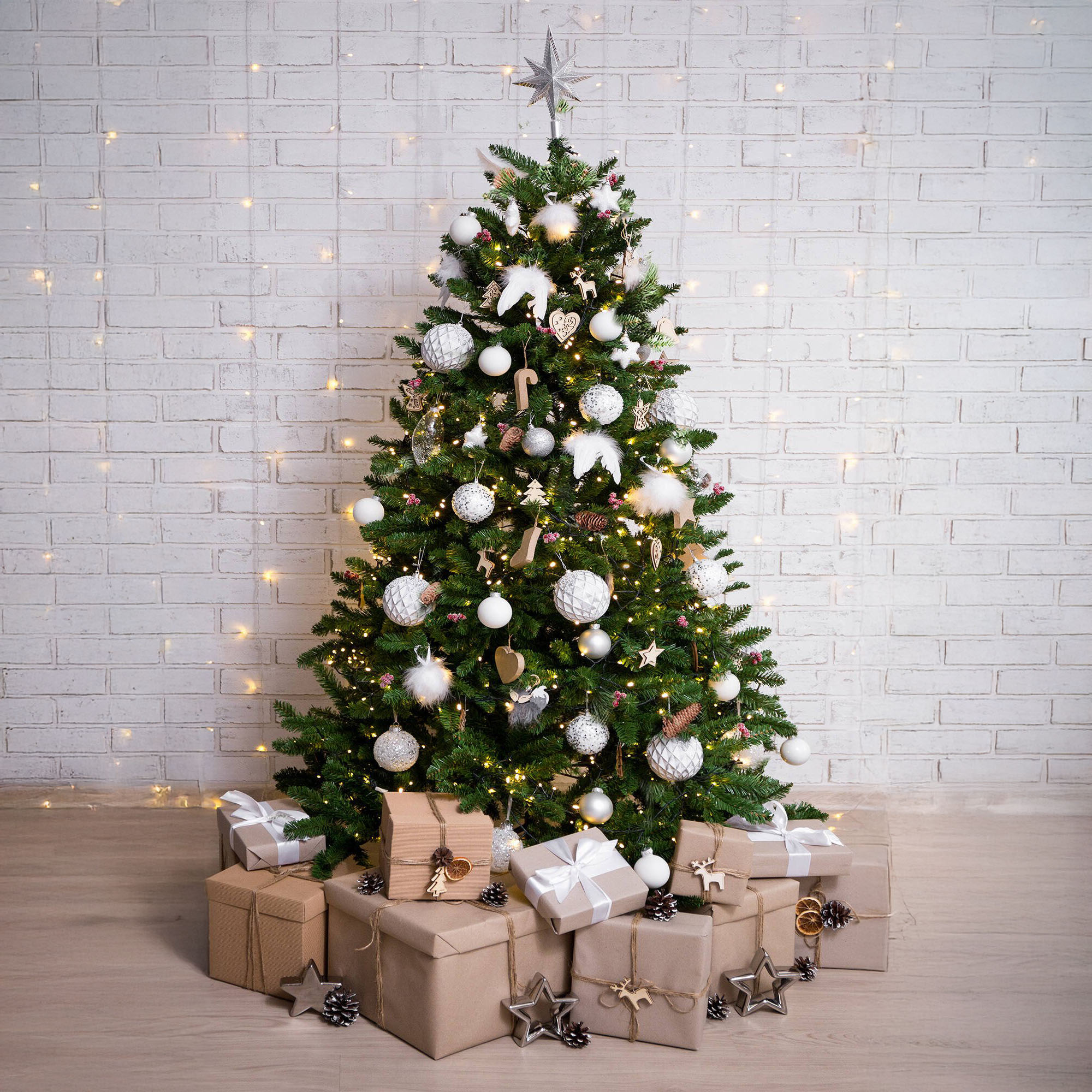 Dmora - Weihnachtsbaum Vienna, Extra Dicker Kunstbaum, Echter Pvc-effektbaum Mit Tannenzapfen Inklusive, 668 Äste, Höhe 180 Cm