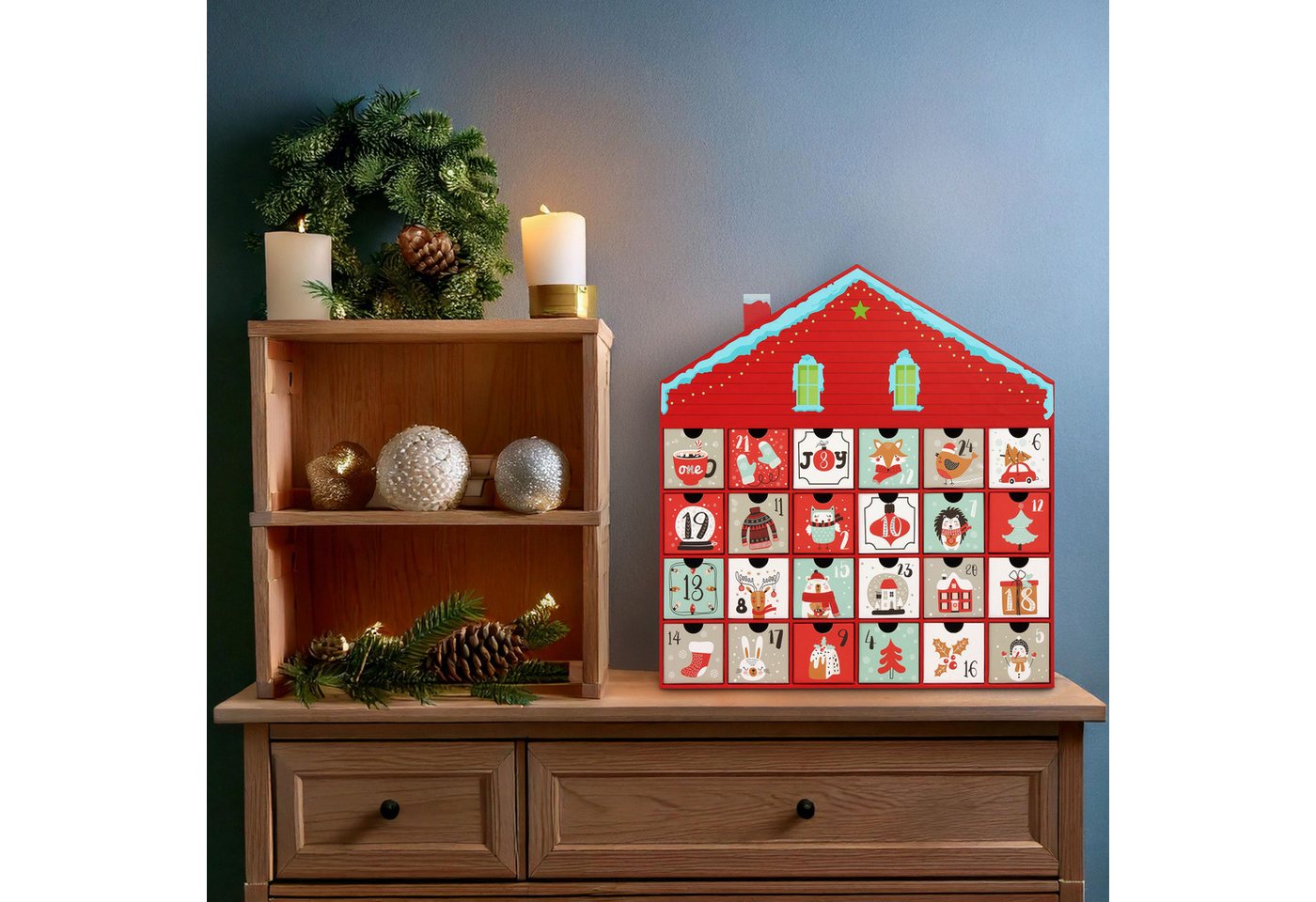 BRUBAKER befüllbarer Adventskalender Weihnachtshaus - Weihnachtskalender zum Befüllen (40,5 cm groß aus Pappe - Rot, 1-tlg), DIY Kalender mit 24 Türchen für Gutscheine und Süßigkeiten Bild 5