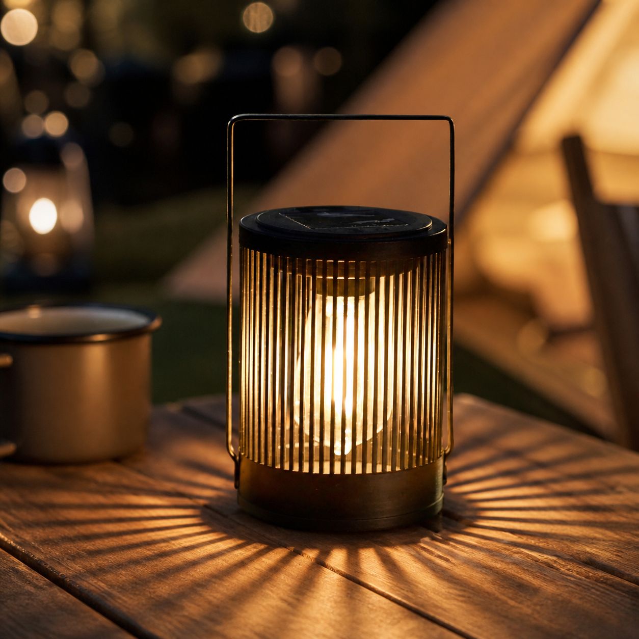 Solar-außenleuchte Im Retro-stil, Perforierter Metallschirm Mit Vertikalen Streifen, Warmes Licht, Mit Griff, 12 X 12 X 19 Cm, 2er-set