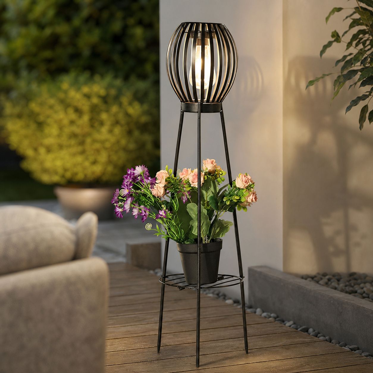 Solarbetriebene Dreibein-gartenleuchte Mit Übertopf, Durchbrochener Led-kugel, Pflanzenablage, Schwarzem Schmiedeeisen, 80 Cm