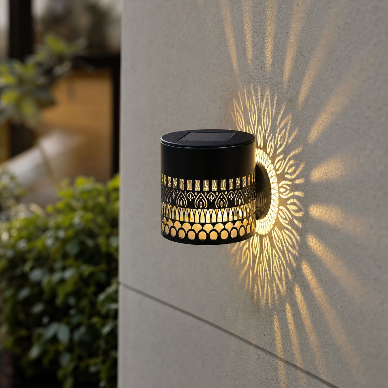 Solarbetriebene Led-projektionswandleuchte, Durchbrochenes Design In Form Des Lebensrads, Wasserdicht Nach Ip65, Rgb-mehrfarben- Und Warmweißes Licht (2700 K), Für Den Außenbereich