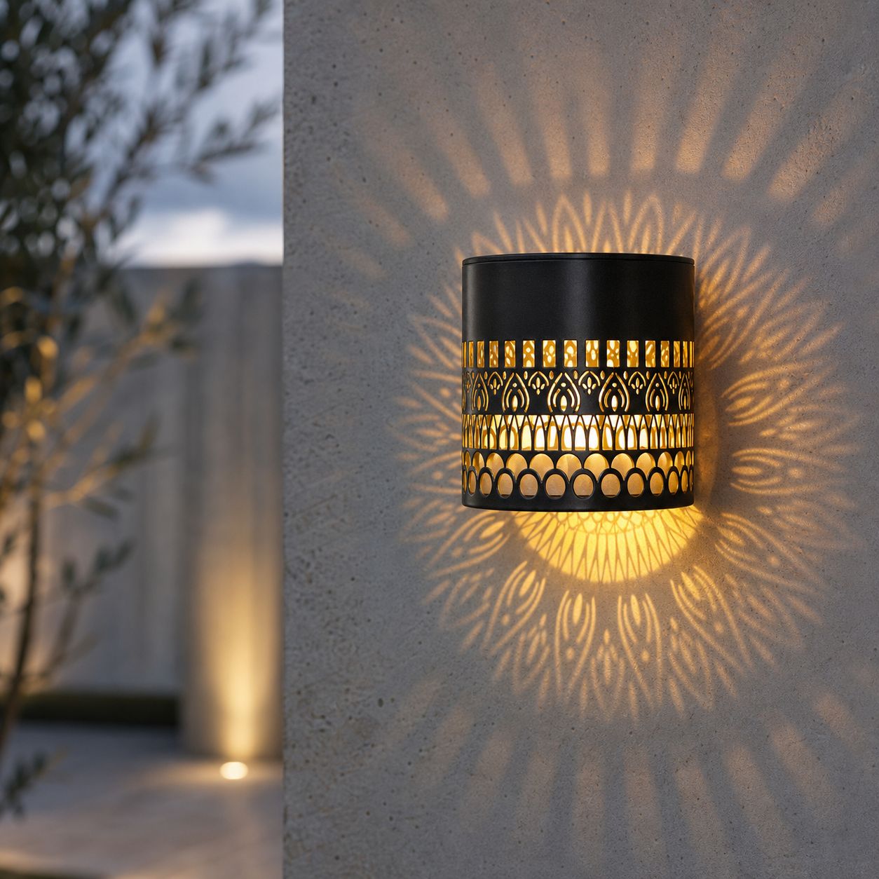 Solarbetriebene Led-projektionswandleuchte, Warmweißes Licht (2700 K), Wasserdicht (ip65), Material: Eisen Und Abs, Dekoration Für Garten Und Terrasse