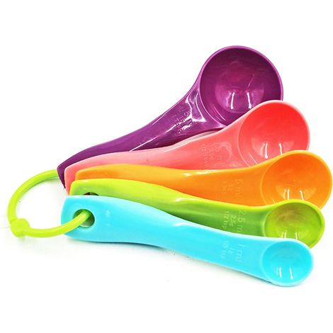 Ein Ensemble Von Küchenutensilien Besteht Aus Verschiedenen Farben Und Inhalten In Gramm.