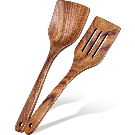 2 Felle Aus Holz, Ein Ensemble Von Fellen Auf Tourner-pleinen Und An Den Fenstern, Ein Langer Teller.
