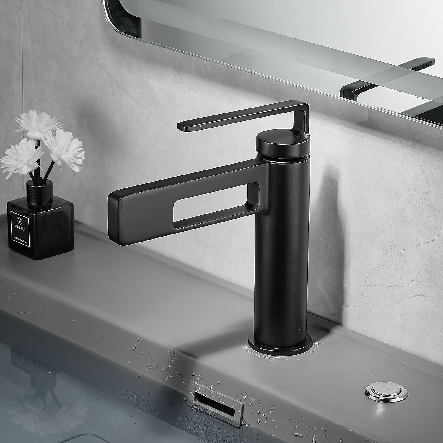 Rostbeständige Messing-badarmatur, Modernes Design, Leicht Zu Reinigende Oberfläche, Gleichmäßiger Wasserfluss Und Schnelle Installation.