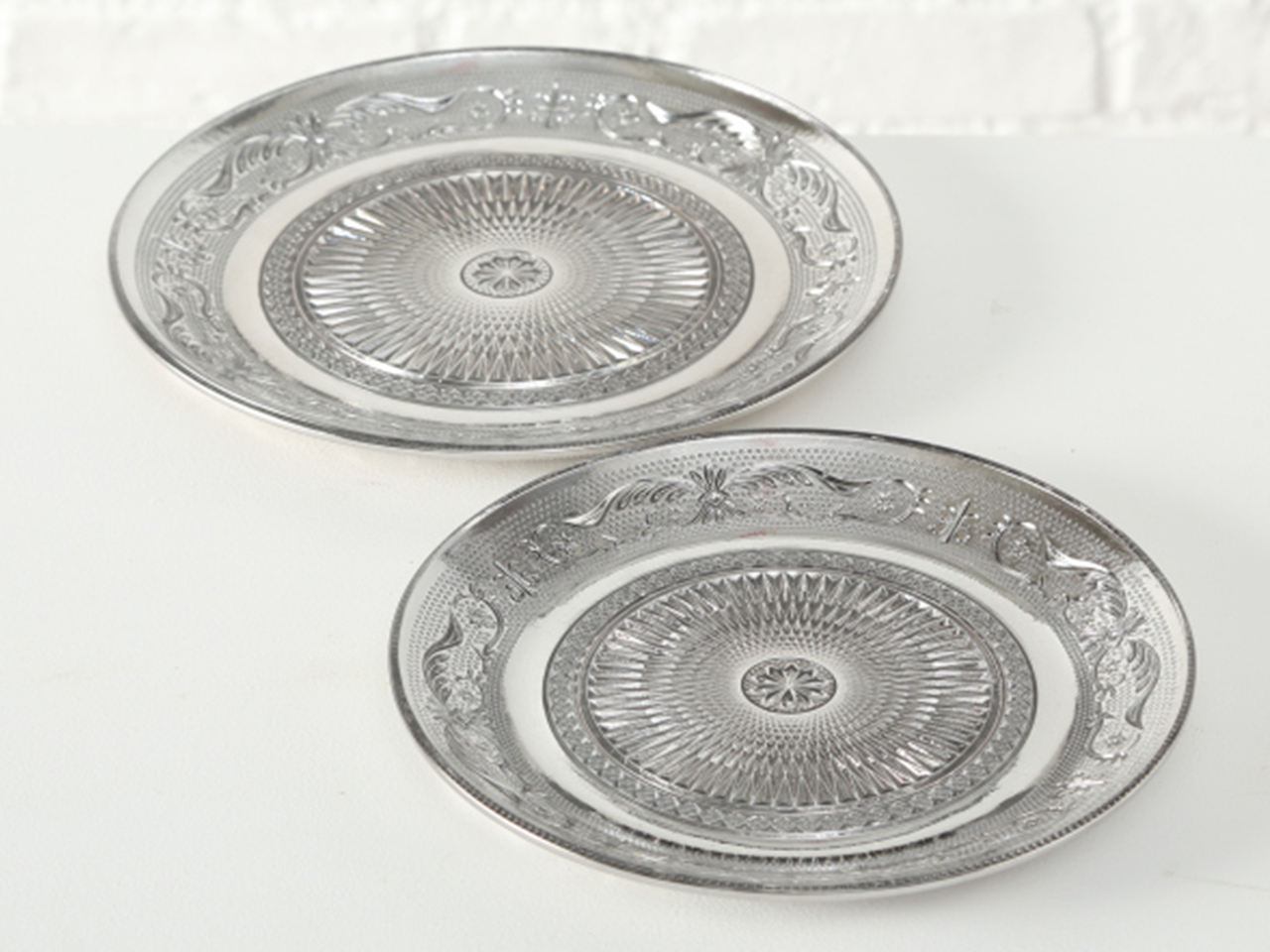 Set Aus 2 Reliefglas-tellern, Dekorative Dessertteller, 2 Stück.