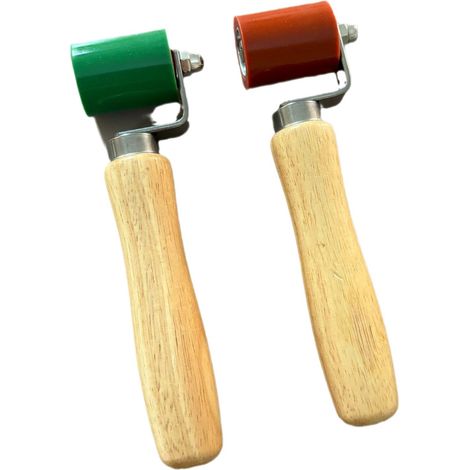 Zwei Silikonbeschichtete Rollen Mit Hitzebeständiger, Wasserdichter Folie In Grün Und Rot.