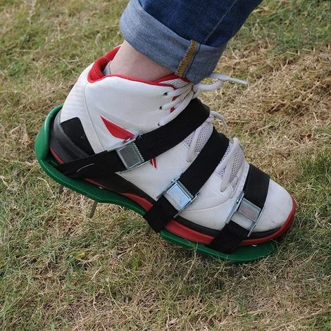 Gartenschuhe Mit 57 Mm Spikes Und Universalen Befestigungen – Rasenbelüfter-sandalen