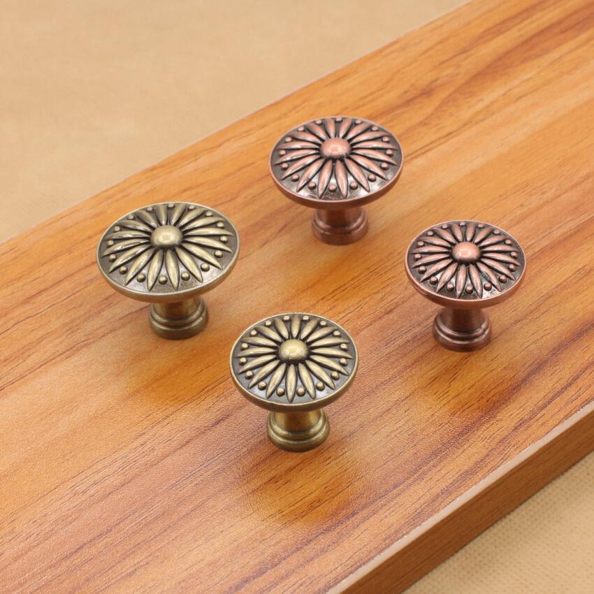 Set Aus 4 Antiken Messing-schubladengriffen, Tür- Und Möbelknöpfen Mit Floralem Muster