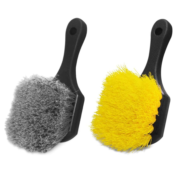 Set Mit 2 Autoreifen- Und Felgenreinigungsbürsten. Dank Des Kurzen Griffs Liegt Die Bürste Sicher In Der Hand Und Rutscht Beim Reinigen Der Reifen Nicht Ab.