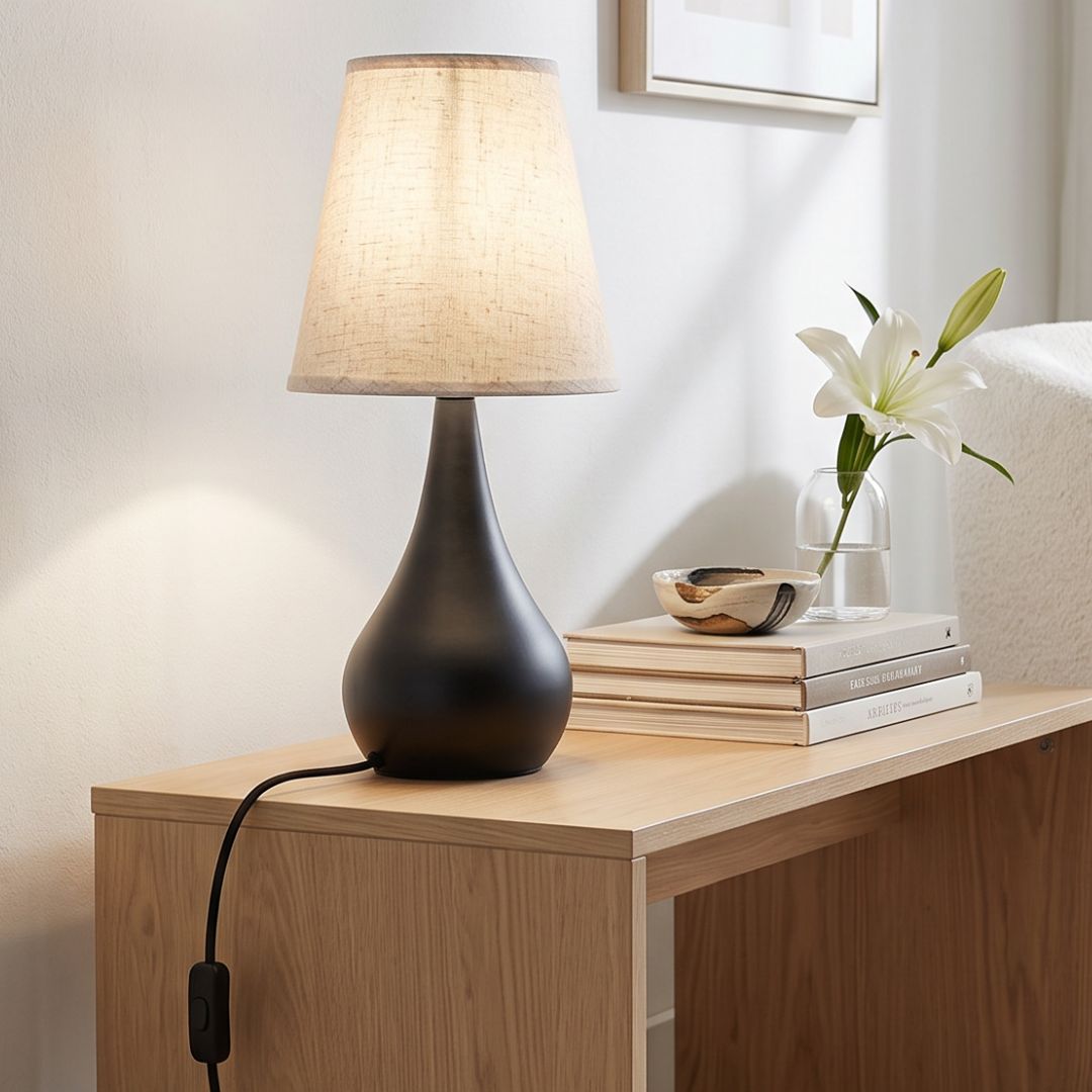 Tischlampe Mit Schwarzem Vasenfuß Und Beigefarbener Stofftulpe
