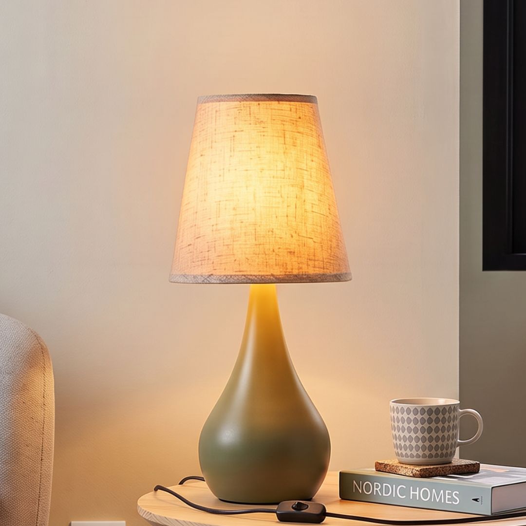 Tischlampe Mit Grünem Vasen-typ-ständer Und Beigefarbener Stofftulpe