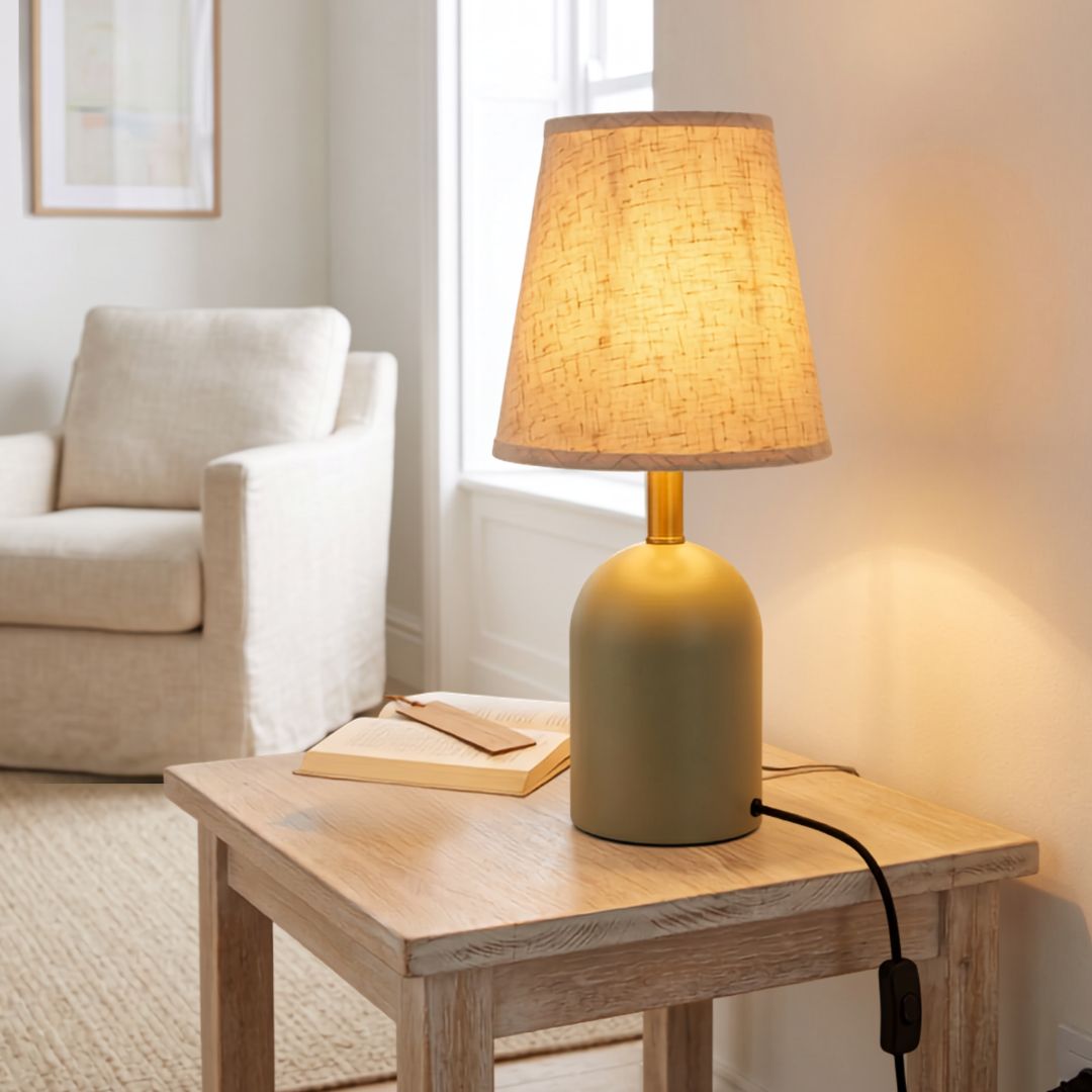 Tischlampe Mit Beigefarbener Stofftulpe Und Grünem Dekorativem Fuß