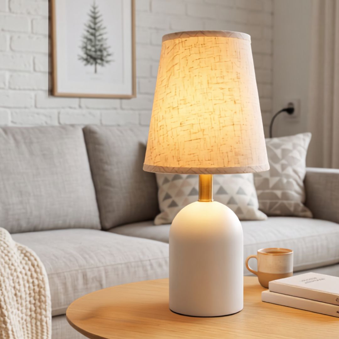 Tischlampe Mit Beigefarbener Tulpe Und Weißem Dekorativen Fuß