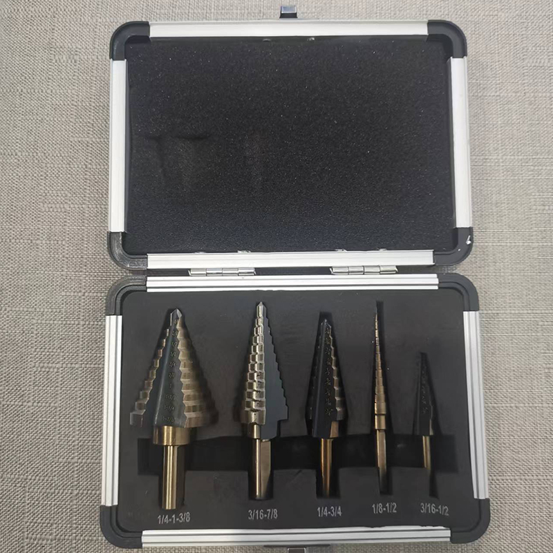 Set Mit 5 Stufenbohrern Im Aluminiumkoffer, 5-teilige Stufenbohrer In Zollgröße, Set Mit Stufenbohrern Und Körner, Set Mit 5 Stufenbohrern Im Aluminiumkoffer.