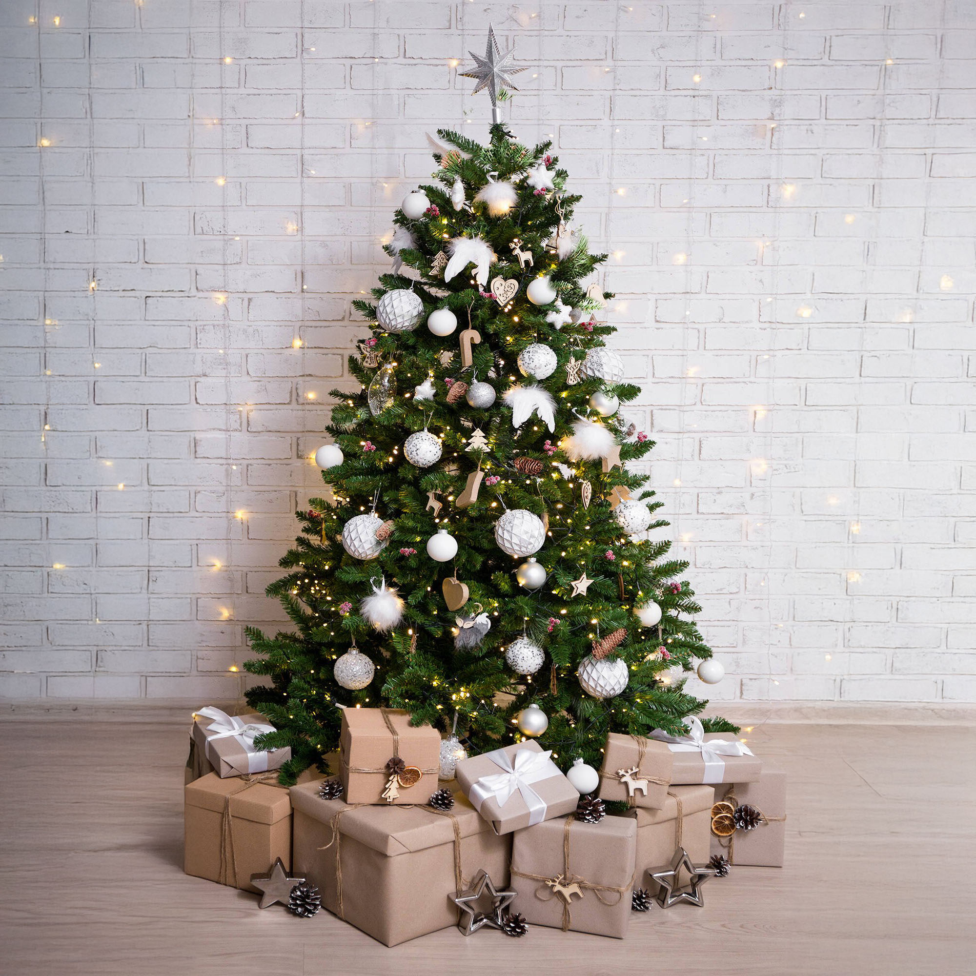 Dmora Weihnachtsbaum Vienna, Extra Dicker Kunstbaum, Echter Pvc-effektbaum Mit Tannenzapfen Inklusive, 1486 Äste, Höhe 240 Cm