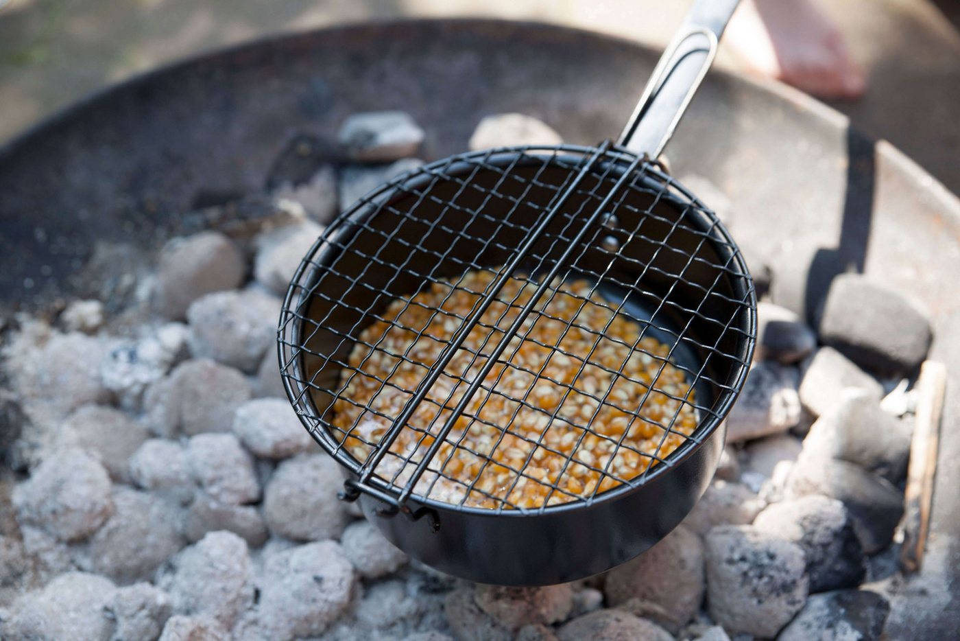 degawo Feuerschale Popcorn Pfanne fürs Lagerfeuer mit langem Griff aus Karbonstahl Bild 3