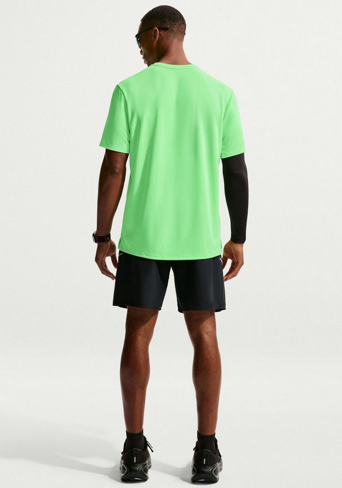Nike Laufshirt M NK DF UV MILER SS normaler Schnitt, mit kurzen Ärmeln, sportlich, für Laufen Bild 2