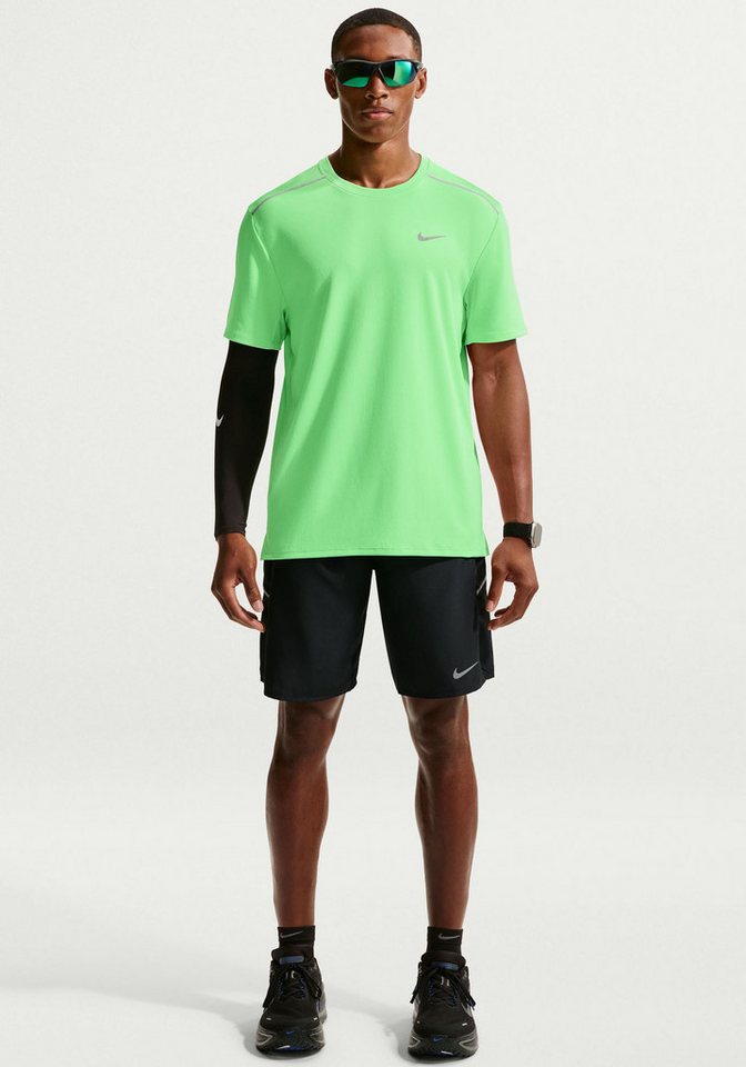Nike Laufshirt M NK DF UV MILER SS normaler Schnitt, mit kurzen Ärmeln, sportlich, für Laufen Bild 3