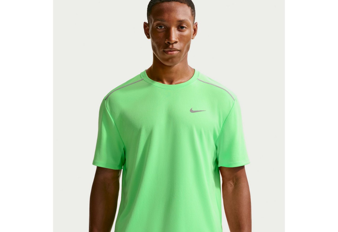 Nike Laufshirt M NK DF UV MILER SS normaler Schnitt, mit kurzen Ärmeln, sportlich, für Laufen Bild 4