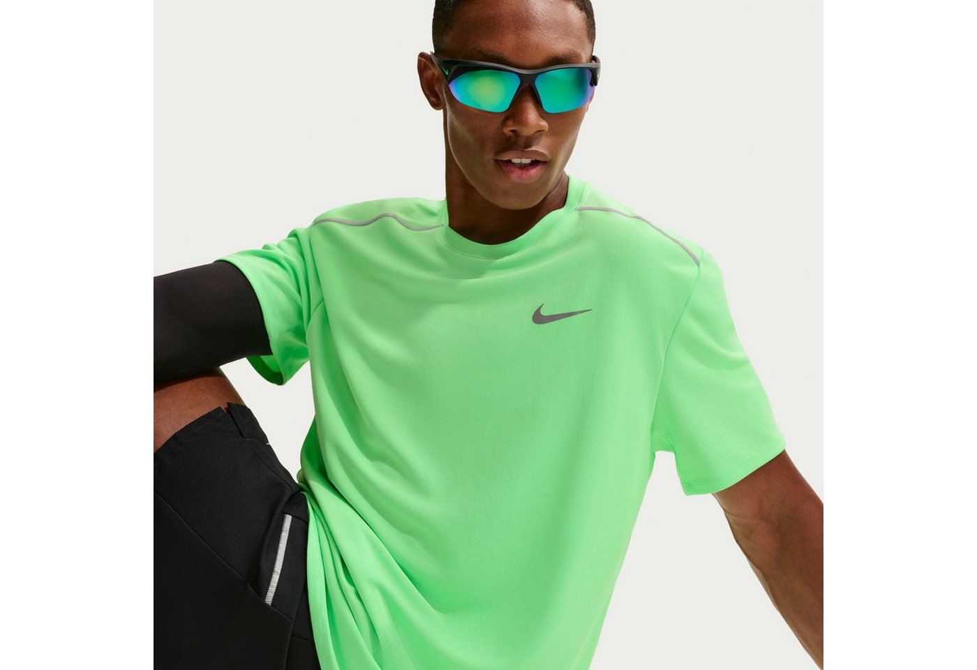 Nike Laufshirt M NK DF UV MILER SS normaler Schnitt, mit kurzen Ärmeln, sportlich, für Laufen Bild 5