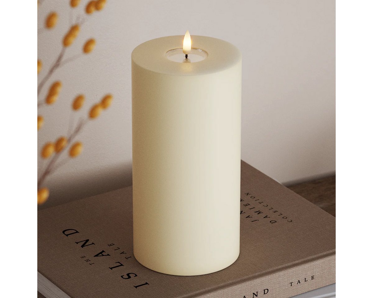 Deluxe Homeart LED-Kerze LED Stumpenkerze creme 20 cm von Deluxe Homeart - Kerzen/Candles