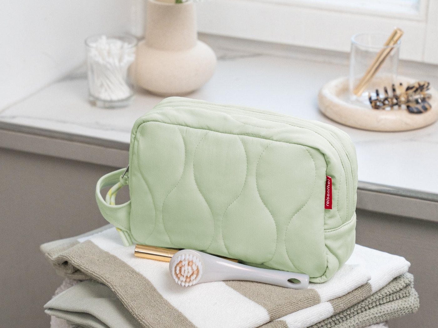 REISENTHEL® Kosmetiktasche cosmeticpouch M puffer iced matcha Bild 3