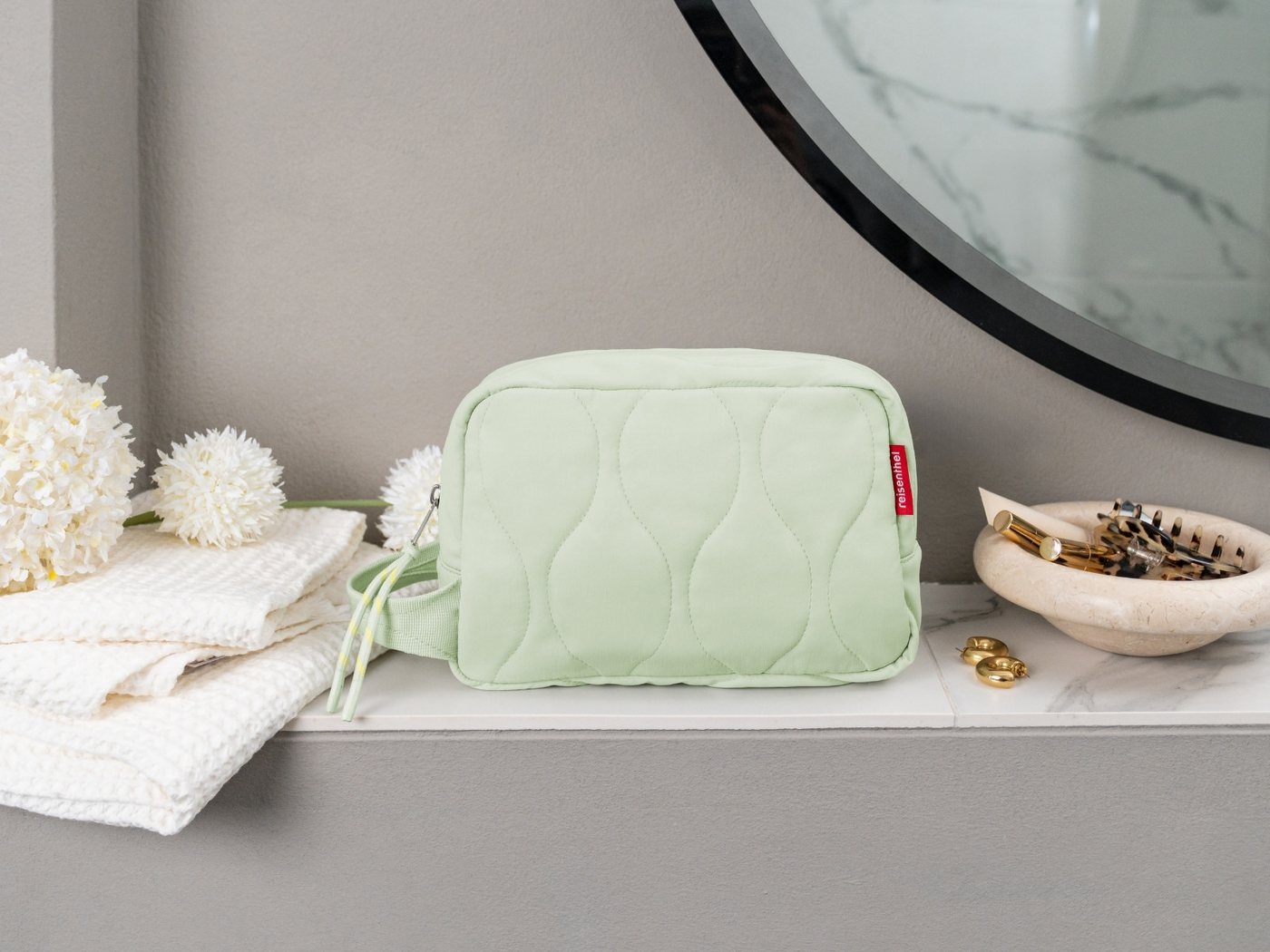 REISENTHEL® Kosmetiktasche cosmeticpouch M puffer iced matcha Bild 5