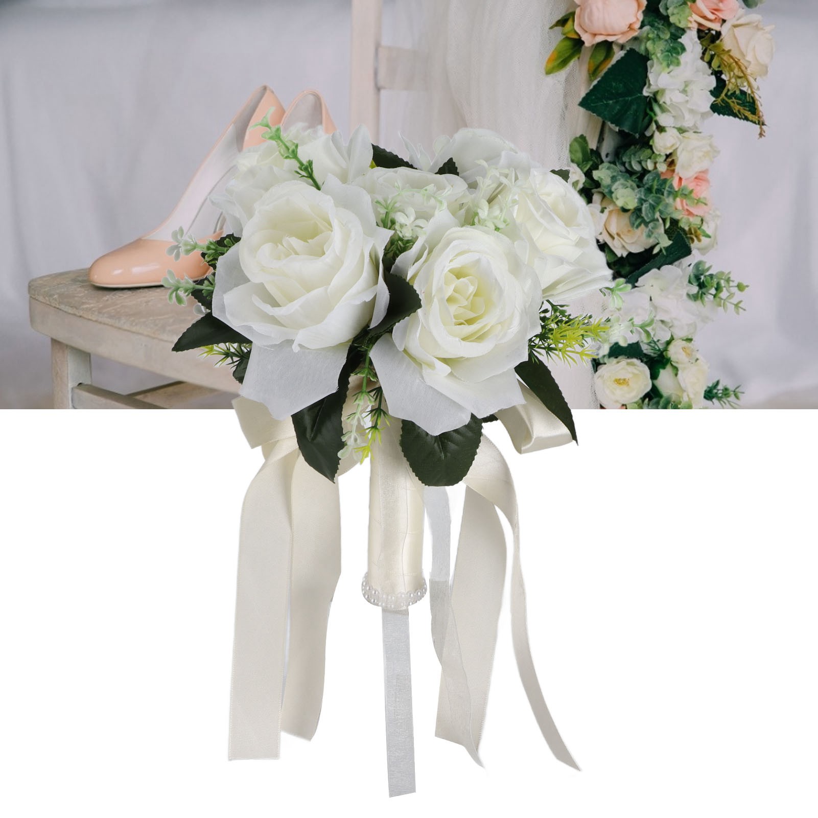 Brautstrauß Im Westlichen Stil Mit Seidenblumen, Künstlichen Rosen Und Cremeweißem Brautstrauß.