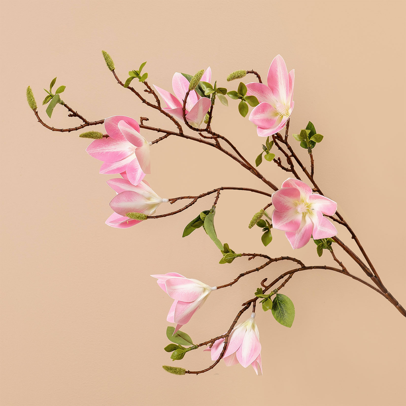 Magnolie Mit 7 Köpfen – Hellrosa, 100 Cm Lang. Die Zweige Sind Mit Draht Verstärkt, Die Blüten Bestehen Aus Kunststofffolie Und Die Blätter Aus Stoff Und Weichkleber.