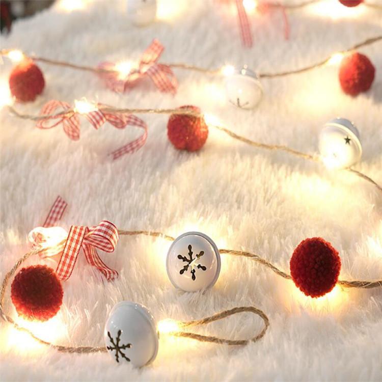 Led-weihnachtslichterkette Mit Beeren, Grünen Blättern, Kupferdraht Und Tannenholzglöckchen, 2 Meter Lang, Batteriebetrieben.