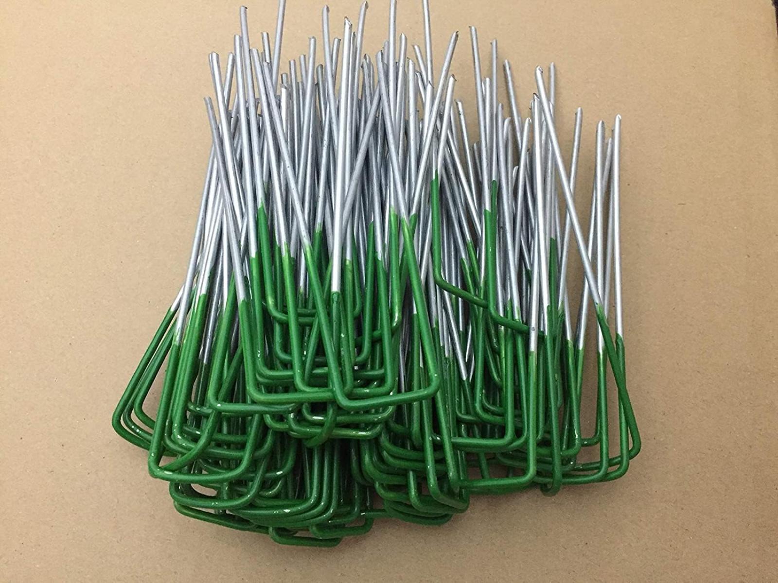Packung Mit 50 Verzinkten Metallklammern Für Halbgrünen Kunstrasen ()