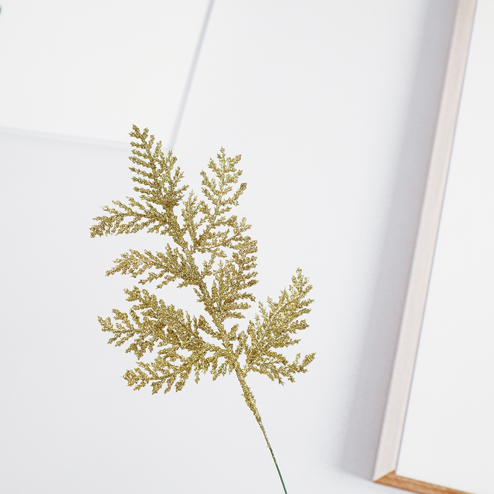 Künstlicher Weihnachtsschmuck Für Zuhause, Hergestellt Aus Mit Mehrschichtigem Goldpulver Überzogenen Kiefernnadeln (pflanzenaccessoires).