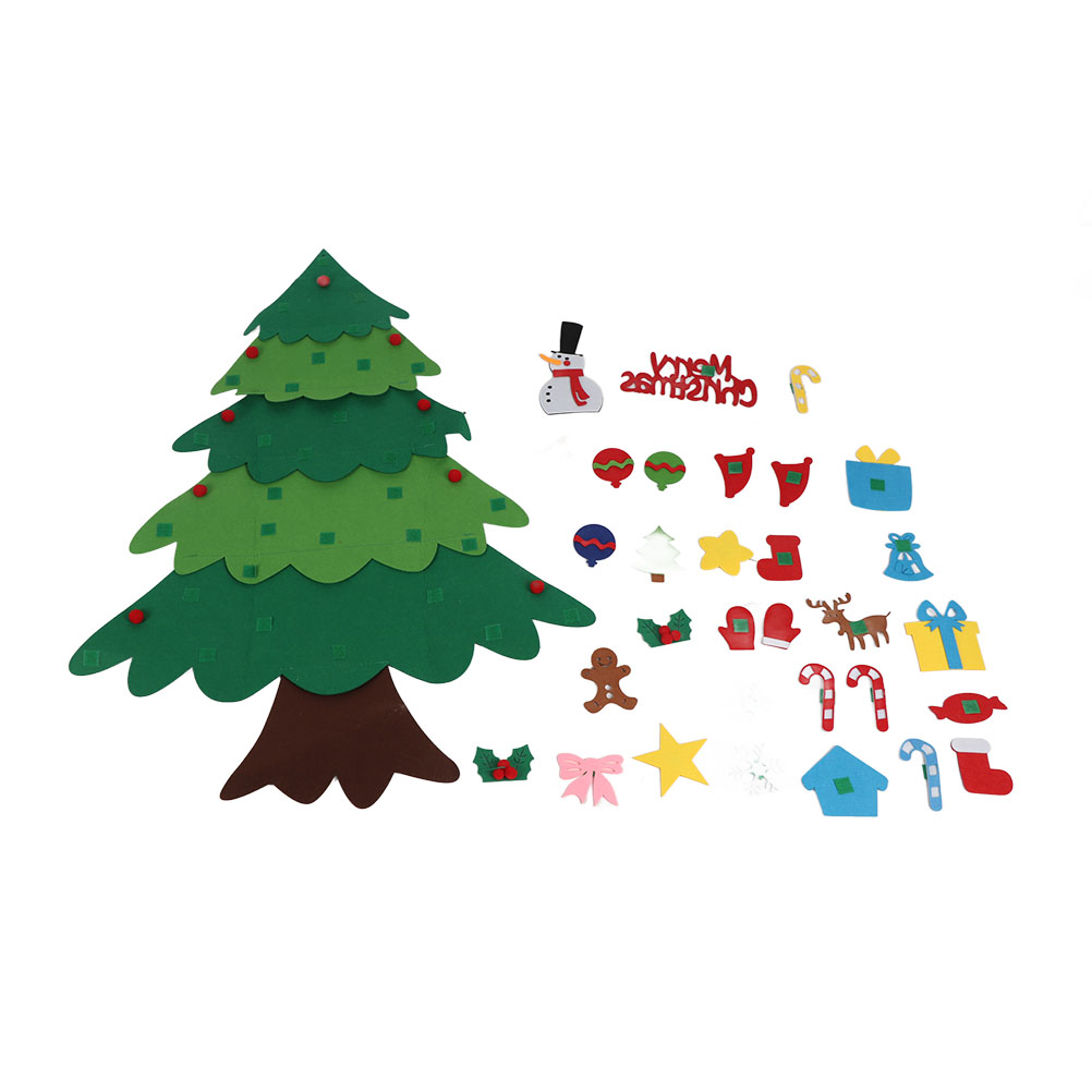 Selbstgemachter Weihnachtsbaum Aus Filz, Weich Und Flauschig, Mit Dekorationen Und Lichterkette.
