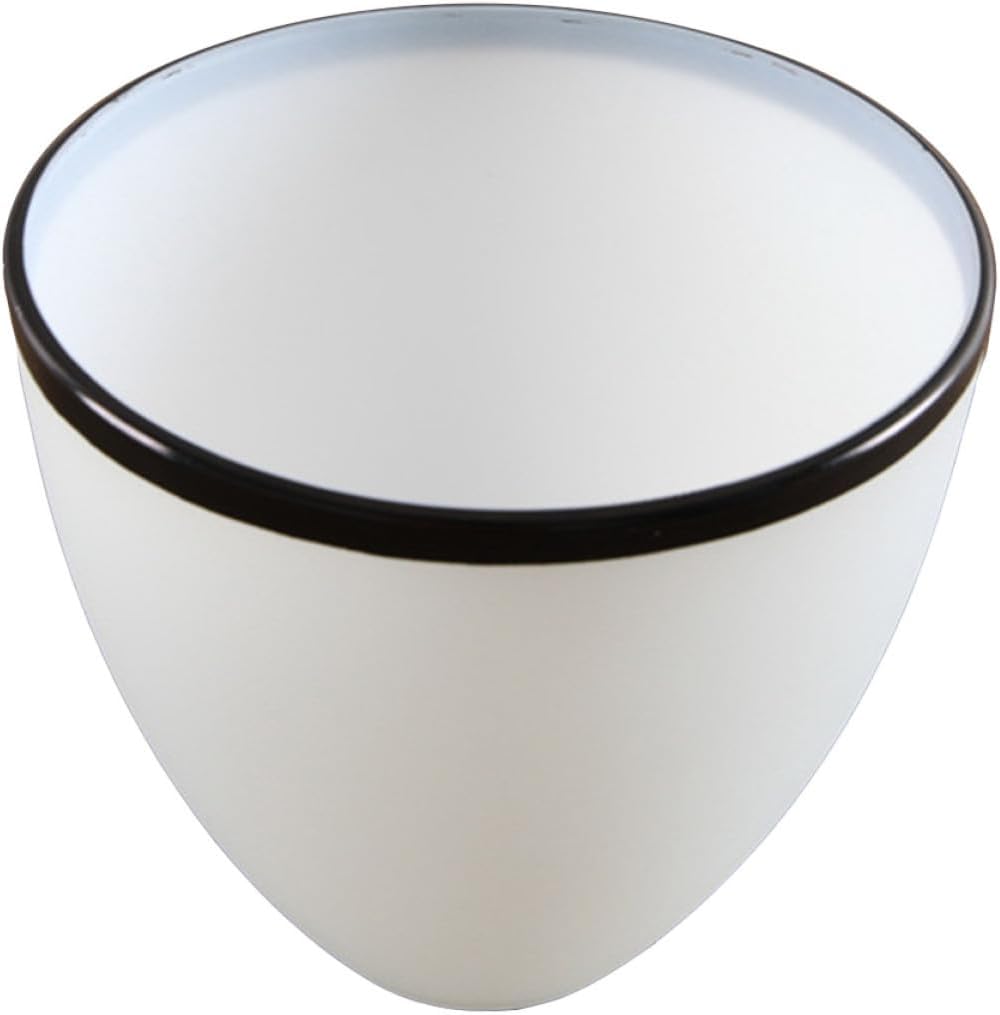 Zarter Und Wunderschöner Weißer Glasschirm Für Deckenlampen, Der Das Licht Sanft Streut, Ein Schickes Accessoire Für Den Innenbereich.