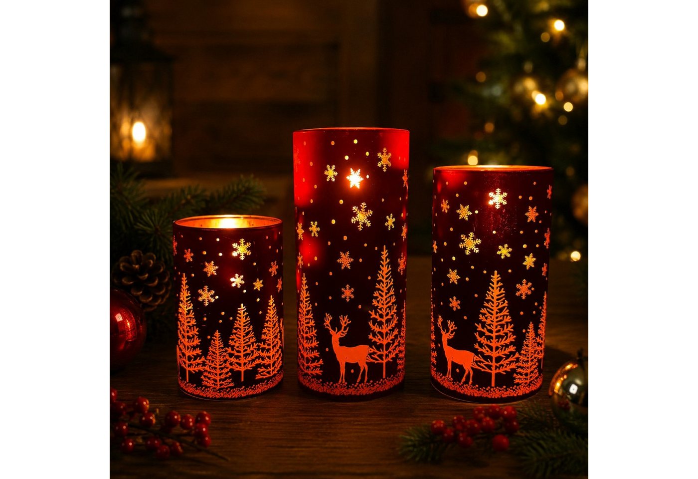 Online-Fuchs LED-Kerze 3 rote LED Kerzen aus Glas mit Timer - Weihnachtsdeko mit Hirschmotiv, realistische Kerzenflamme, warmweiße Beleuchtung, liebevolle Winterlandschaft aus Tannen, Hirschen & Schneeflocken Bild 2