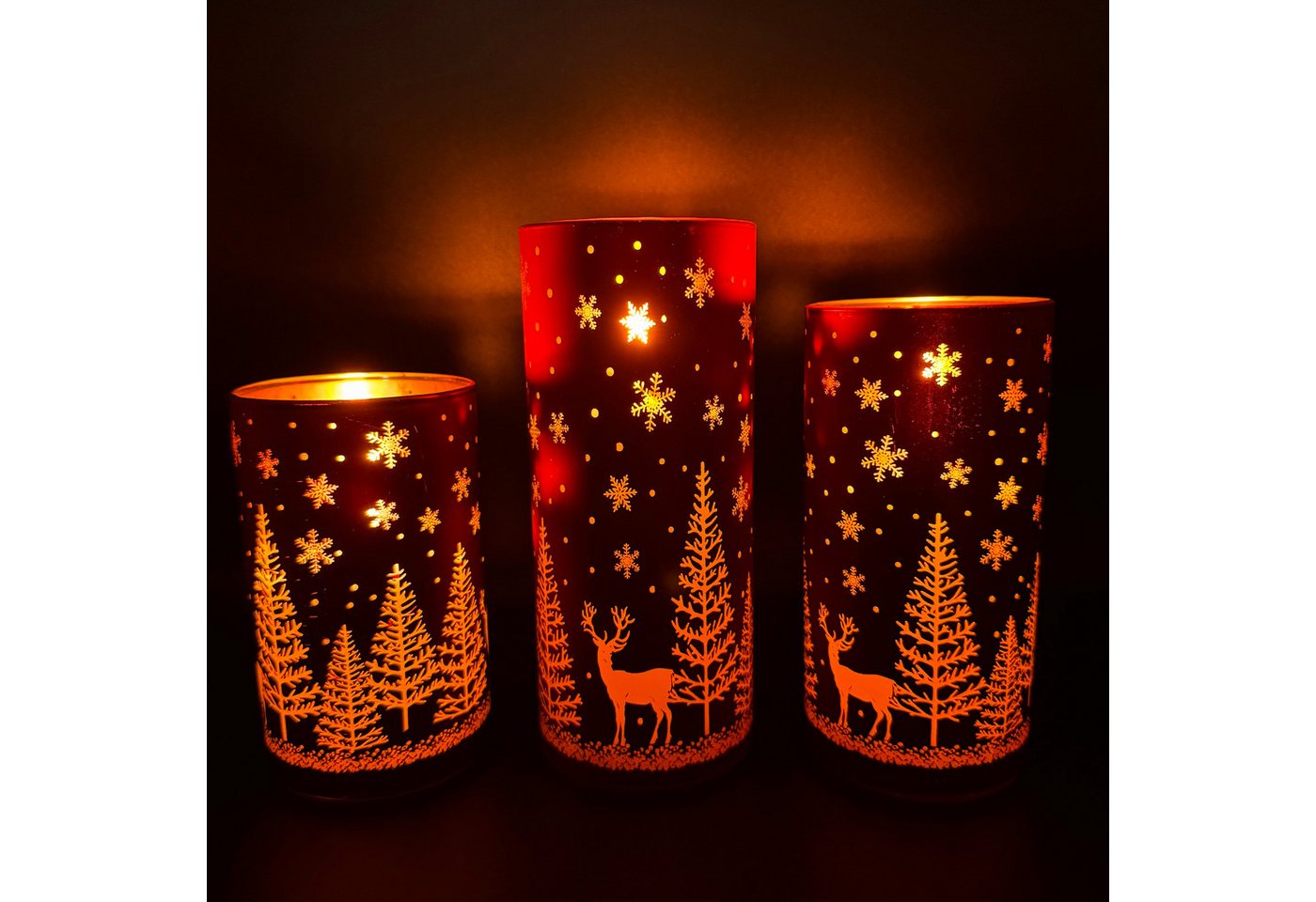 Online-Fuchs LED-Kerze 3 rote LED Kerzen aus Glas mit Timer - Weihnachtsdeko mit Hirschmotiv, realistische Kerzenflamme, warmweiße Beleuchtung, liebevolle Winterlandschaft aus Tannen, Hirschen & Schneeflocken Bild 3