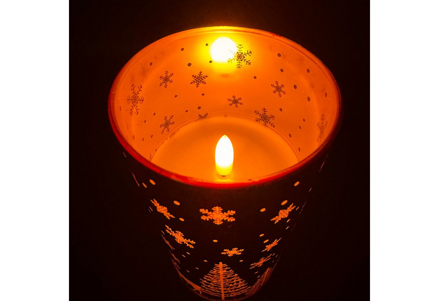 Online-Fuchs LED-Kerze 3 rote LED Kerzen aus Glas mit Timer - Weihnachtsdeko mit Hirschmotiv, realistische Kerzenflamme, warmweiße Beleuchtung, liebevolle Winterlandschaft aus Tannen, Hirschen & Schneeflocken Bild 5