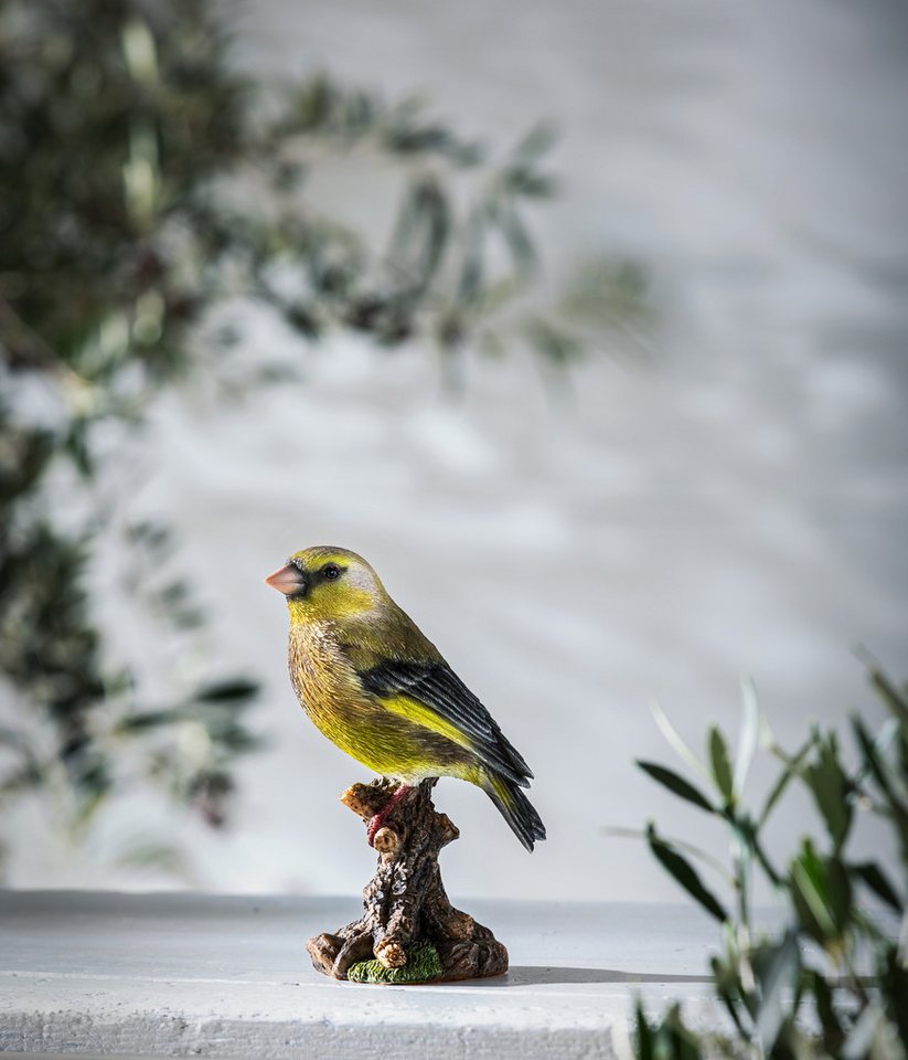 Dehner Gartenfigur Stieglitz auf Baumstumpf, 9.5 x 7.5 x 15 cm, Polyresin, handgefertigte Tierfigur, frostbeständig