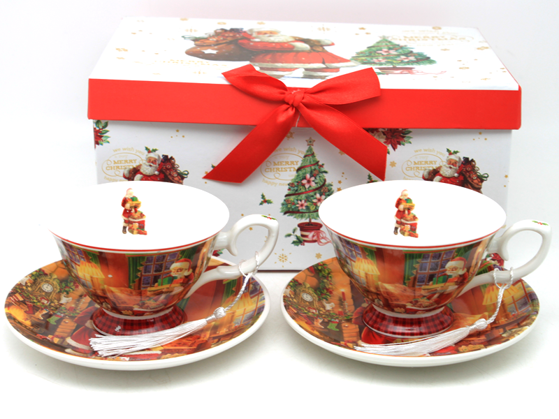 Weihnachtliche Porzellantassen Mit Weihnachtsmannmotiv In Einer Dekorativen Geschenkbox