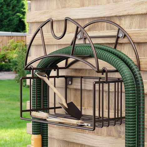 Robuster, Wandmontierter Gartenschlauchhalter Aus Metall Mit Werkzeugkorb, Ideal Für Garten, Hof Oder Garage.