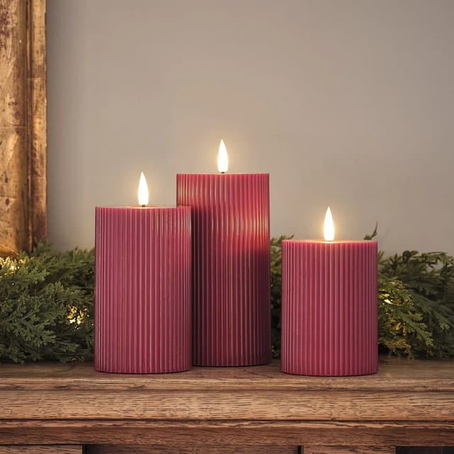 3er Set TruGlow® LED-Stumpenkerzen in Weinrot mit Rippenstruktur und Fernbedienung