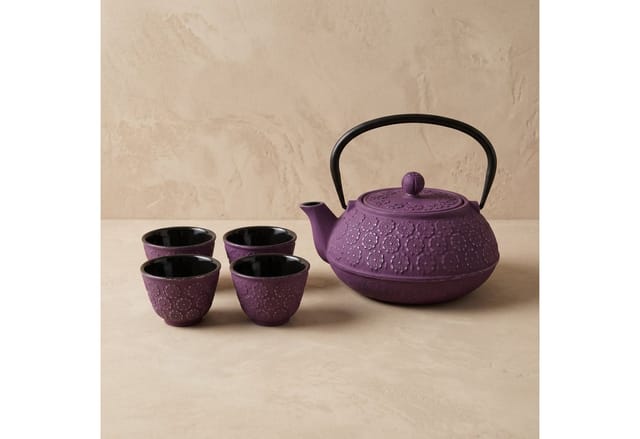 AROMELIO Wasserkocher Gusseiserner Teekessel mit Sieb, Tassen und Untersetzer HANU, 1 l