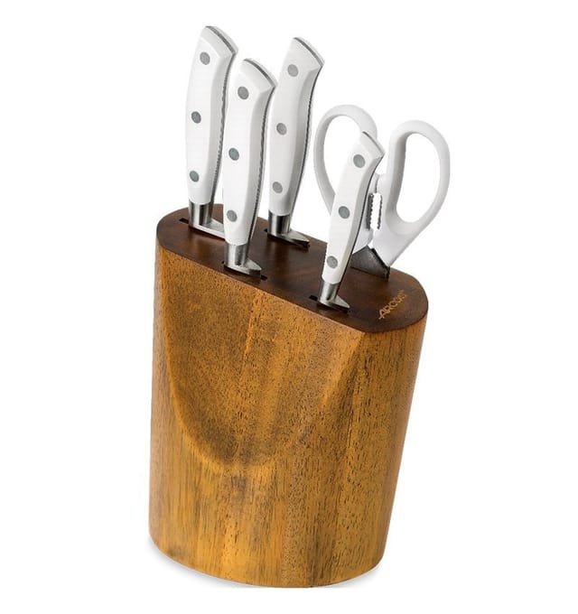 Riviera Kitchen Set White - Set Bestehend Aus Den Grundlagen Für Eine Gut Ausgestattete Küche. Alles Ist In Einem Nussbaumfarbenen, Lackierten Gummiblock Untergebracht.