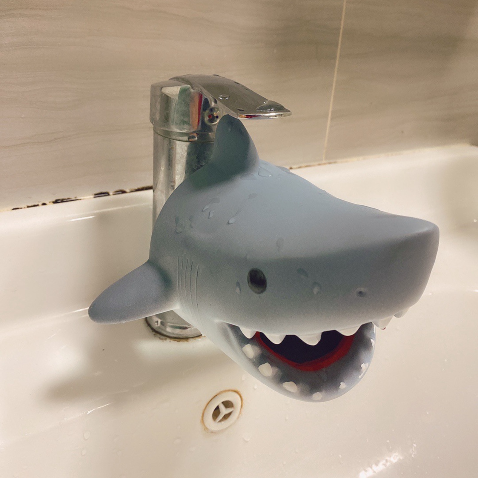 Kindersichere Wasserhahnverlängerung, Typ 5, Mit Gebogener Abdeckung Und Niedlicher Form, Für Den Wasserzulauf.