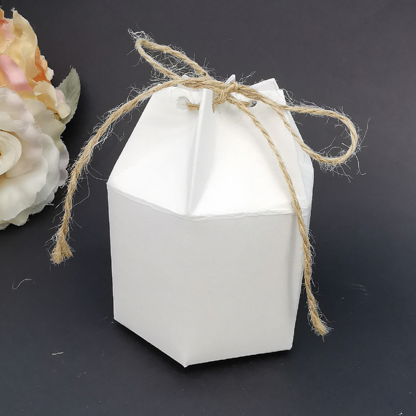 Weiße, Sechseckige Geschenkbox Aus Papier Für 50 Pralinen, Exquisite Geschenkverpackung Für Hochzeiten, Geburtstage Und Babypartys
