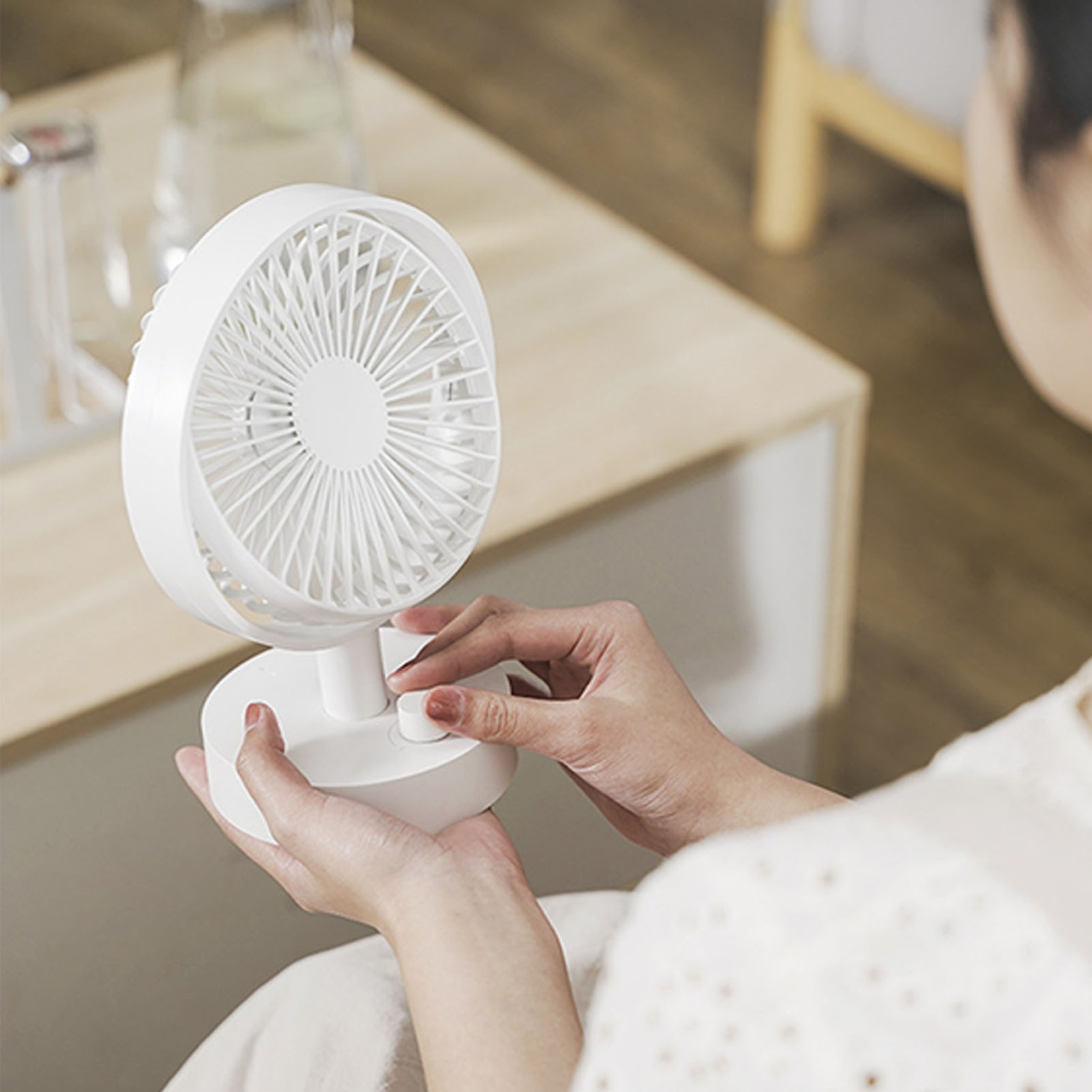 Tragbarer, Leiser Tischventilator, Starker Luftstrom, Stufenlos Einstellbare Geschwindigkeit, 2000-mah-akku, Oszillierender Kopf, Weiß, Für Zuhause, Reisen, Büro.