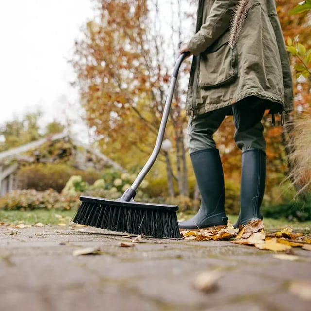 Ergonomischer Gartenbesen Mit Gebogenem Stiel Fiskars - 1077114
