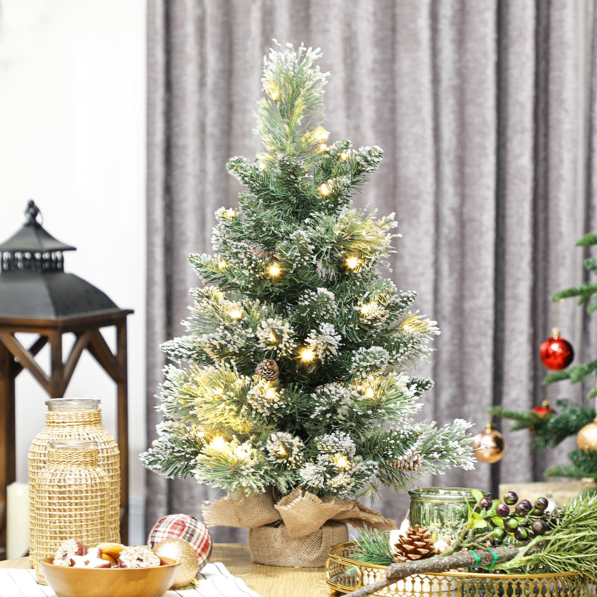 Künstlicher Mini-weihnachtsbaum (60 Cm) Mit 35 Led-lichtern, 64 Dichten Zweigen, Schneeschmuck Und Grünem Jute-sockel